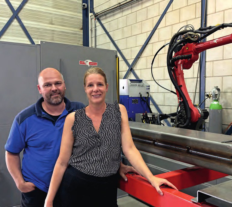 Aart-Jan and Monique Post next to the welding robot